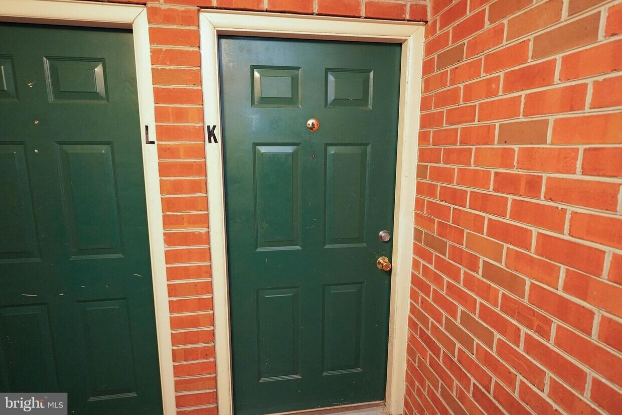 Primary Photo - 807 College Ln