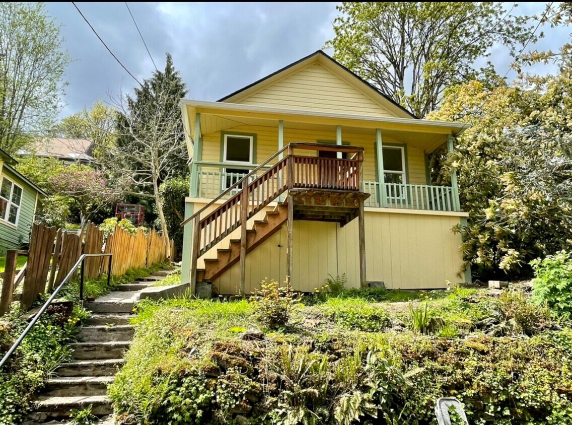 Foto principal - Remodeled Beauty in Woods Setting with Riv...