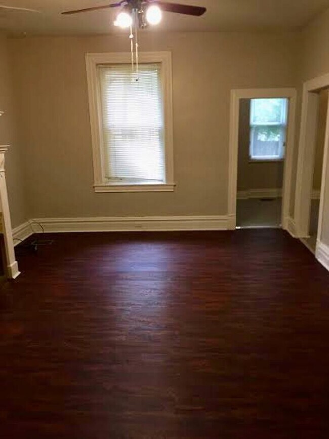 Foto del edificio - *** Amazing Shadyside Location * Renovated Apartment * Walk to Ellsworth and Walnut * Pet Friendl...