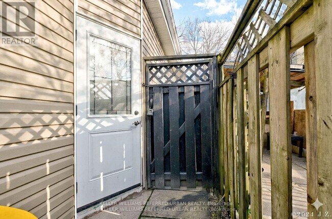 Photo du bâtiment - 2039 Davenport Rd