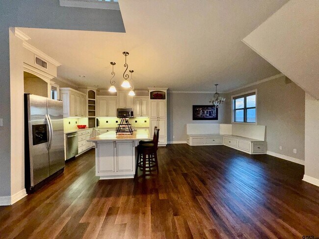 Foto del edificio - 3815 Holly Ridge Dr