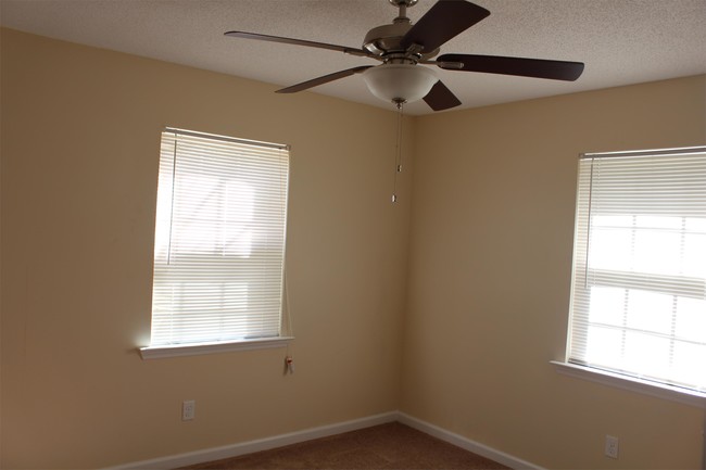 Building Photo - 1404 Greenbrier Ct