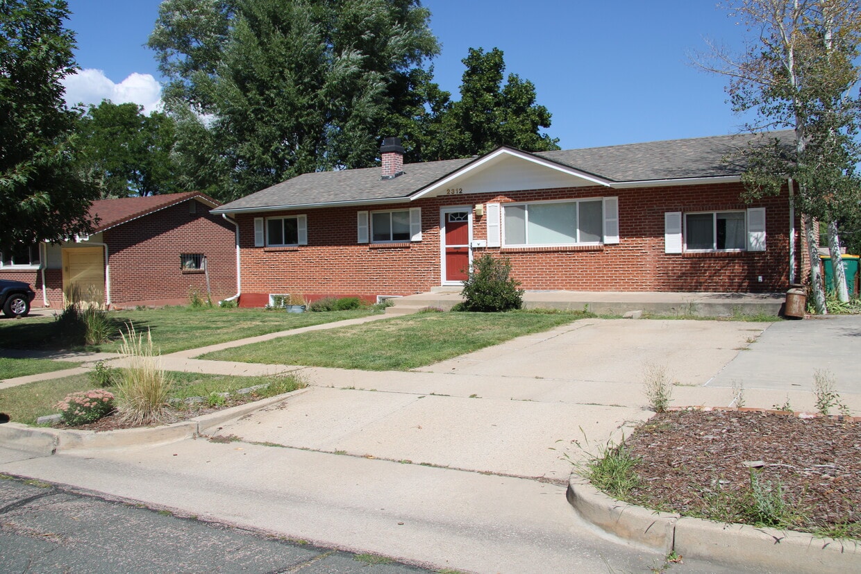 Front of house - 2312 Summit Dr