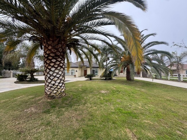 Building Photo - Spacious home with a pool!