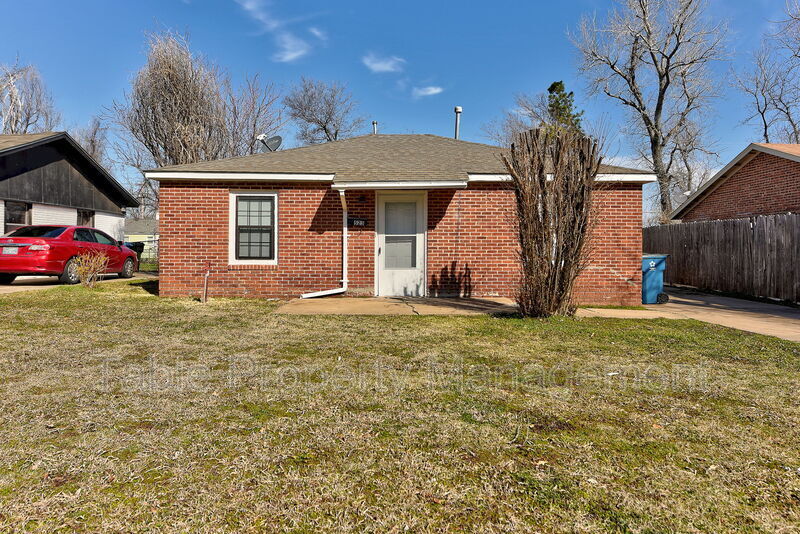 Primary Photo - 523 E Douglas Dr