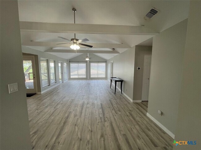 Foto del edificio - 744 Hill Top Dr