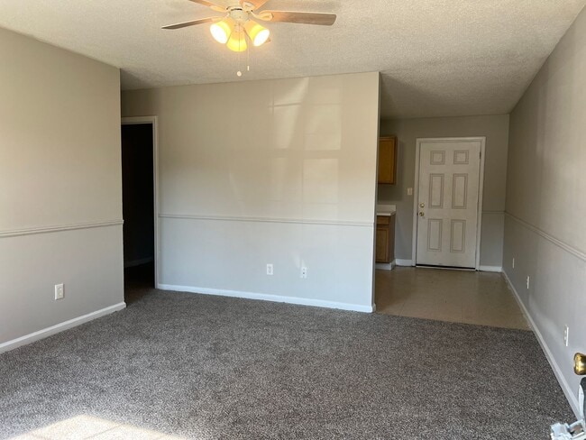Foto del edificio - 8135-8135 Carlton Trail NW