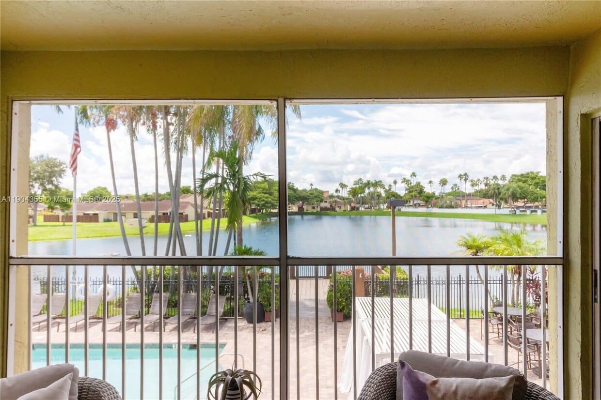 Foto principal - 17200 NW 64th Ave