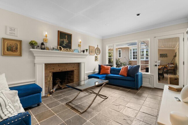 Foto del edificio - 1165 Coldwater Canyon Dr