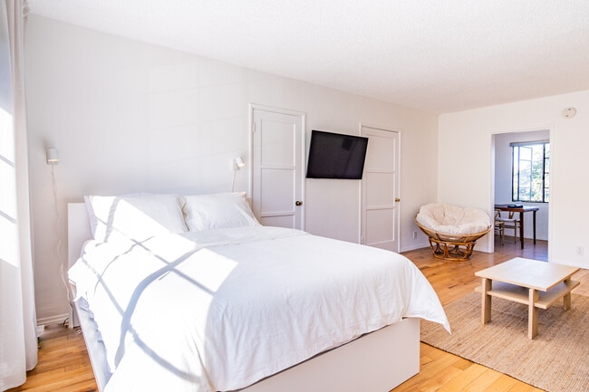 Cozy Papasan chair to chill in. Hallway to bathroom in the middle. Closet #1 to the right - 1637 Cortez St
