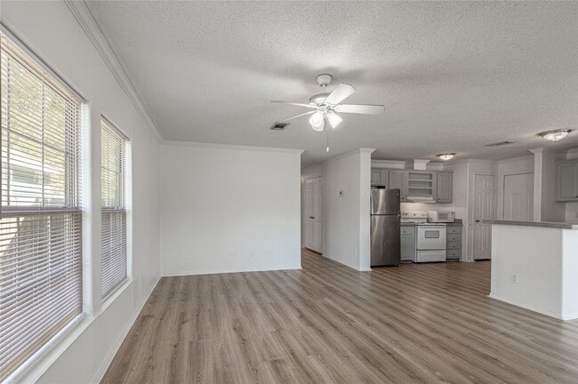 Building Photo - 112 Varsity Dr