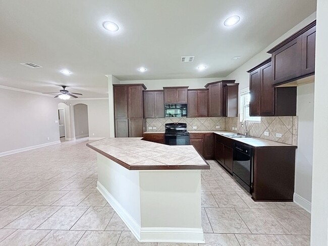 Foto del edificio - 4 Bedroom House In Ascension Parish with C...