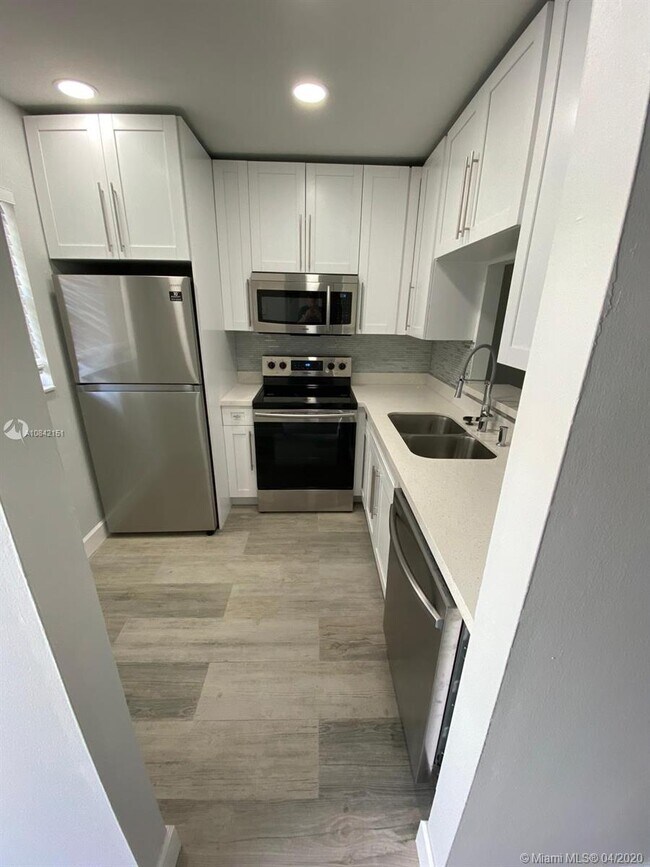 Building Photo - 5111 W Oakland Park Blvd