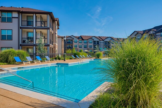 Un hermoso complejo de apartamentos en Bentonville, Arkansas, lleno de lujo, comodidad y entretenimiento al alcance de tu mano. - Parc at Bentonville