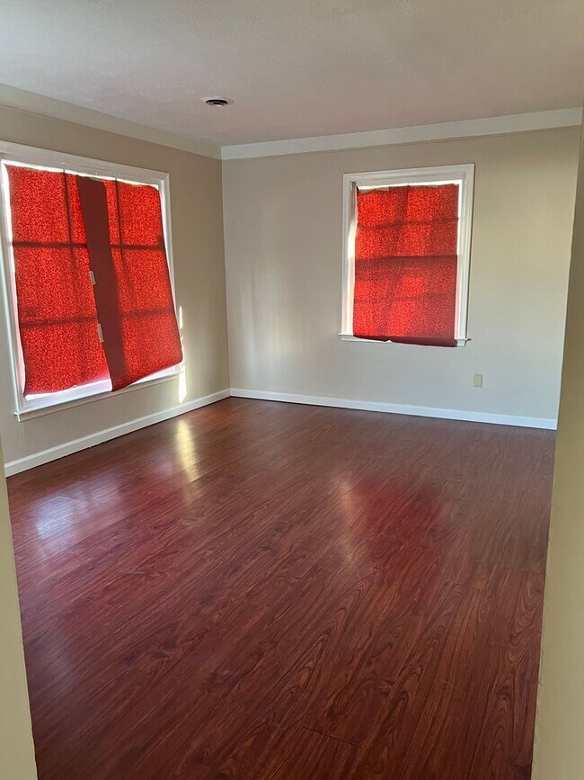 Foto del edificio - 8452 Paige Ave