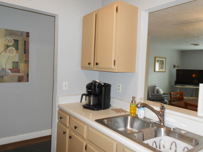 Kitchen - 7 Lakeshore Cir