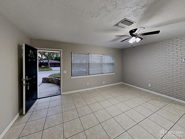 Building Photo - 2258 Lake Dr
