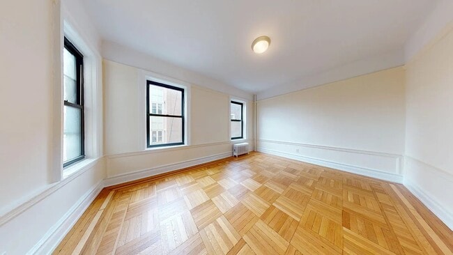 Building Photo - 656 W 204th St