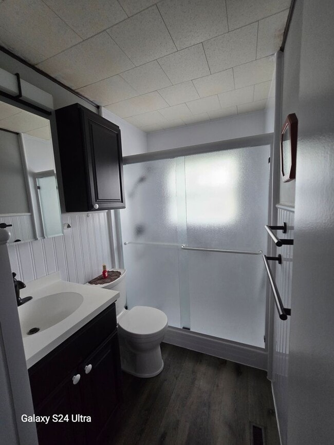 Building Photo - Spacious three bedroom available now!