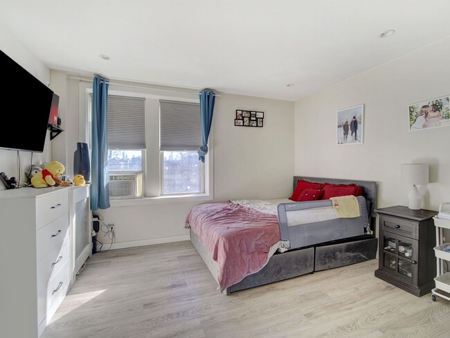 Building Photo - 201 45th St