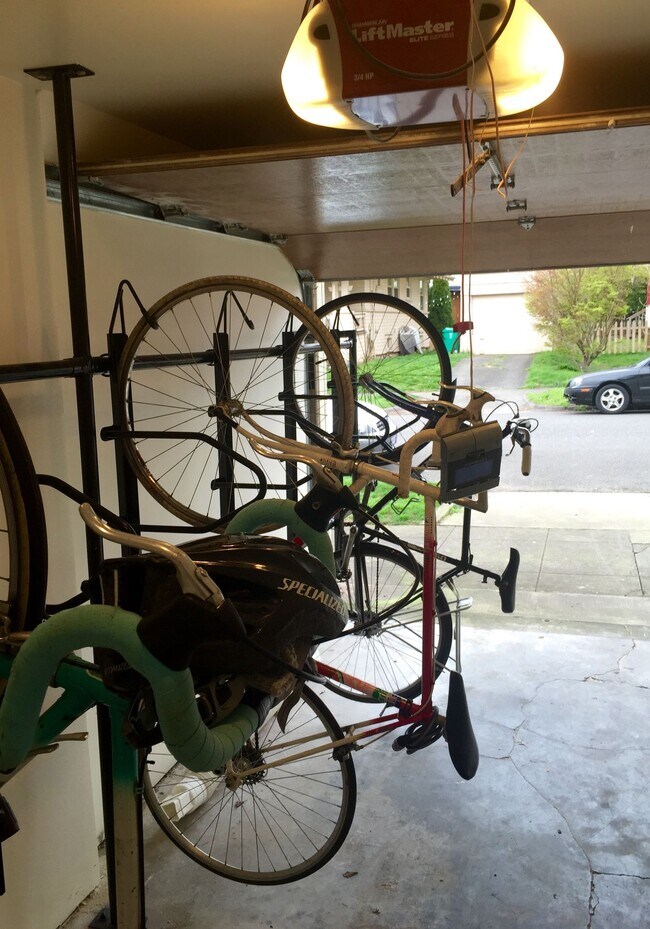 Foto del edificio - Spacious studio with hardwoods, lots of closet space and all dog friendly!