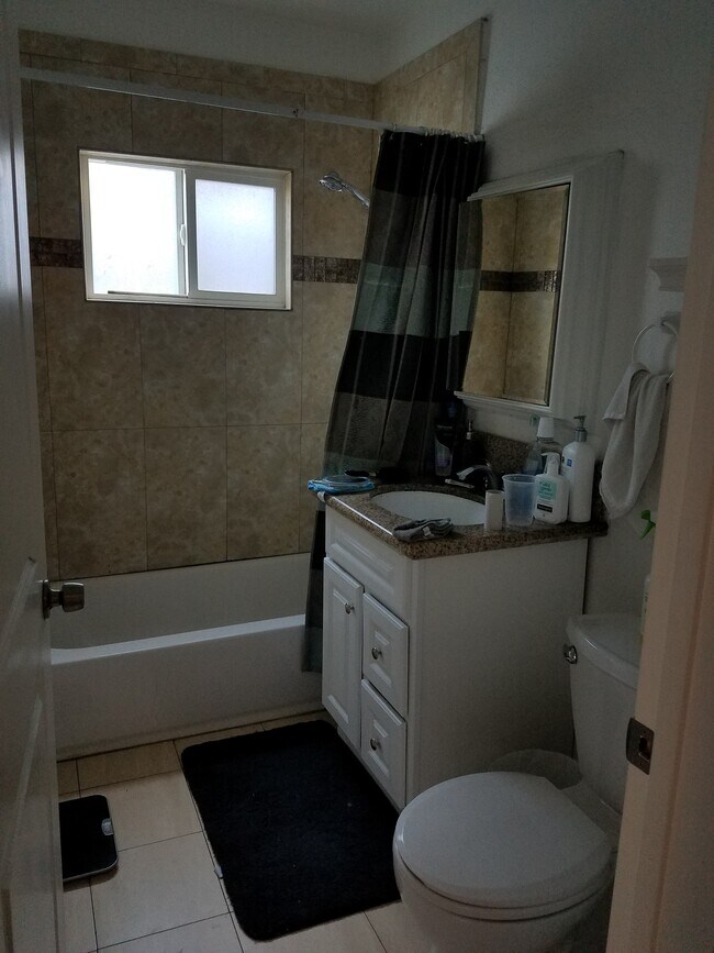 Building Photo - 2805 Duray Pl