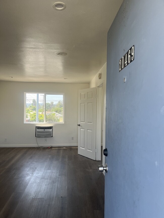 Building Photo - 20469 Vanowen St