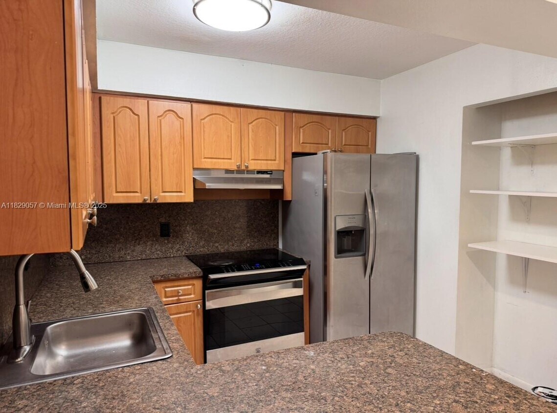 Foto principal - 1750 W 56th St