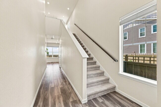 Building Photo - $2,995.95-3-Bed, 2.5-Bath Updated Townhouse in Broomfield!