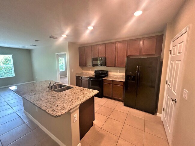 Building Photo - 675 Hadley Place East