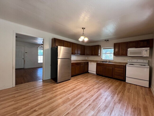 Building Photo - 305 E Rd