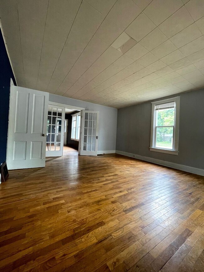 Building Photo - Three Bedroom Single Family Home In La Crosse