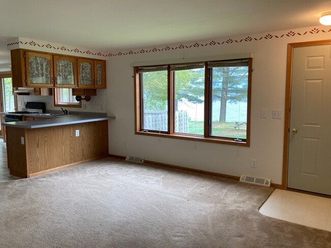 Living area - 4942 E Lakeview St