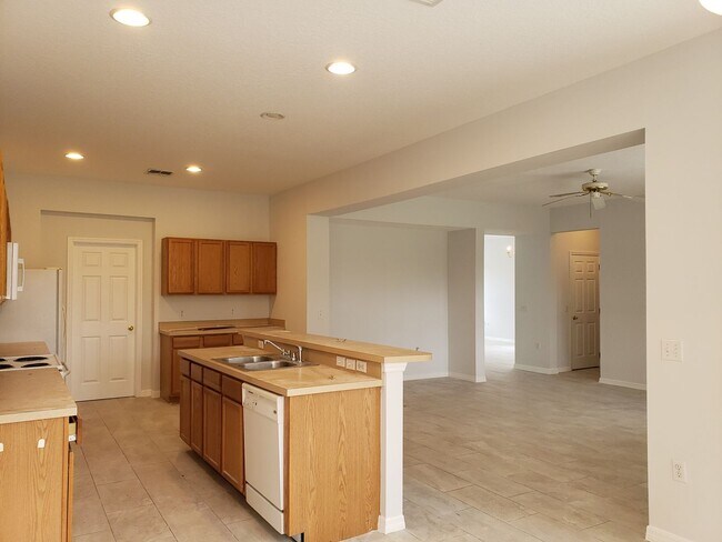 Building Photo - Spacious 2-Story Home; Screened-In Pool; 1...