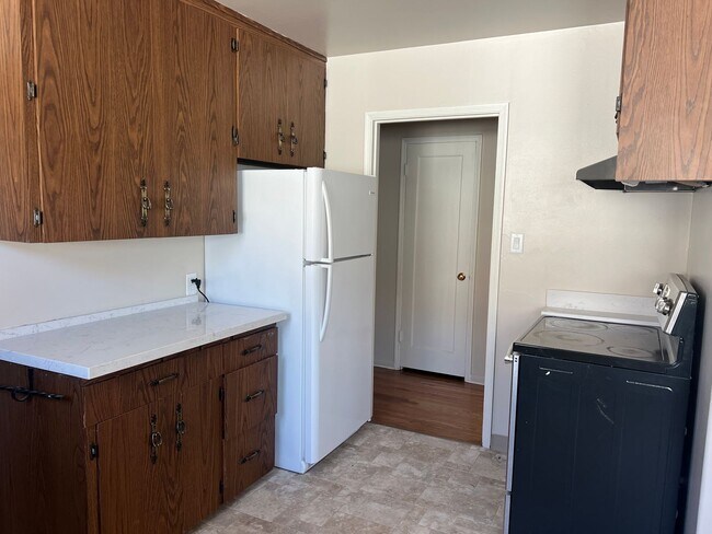 Building Photo - Single Family Home: Spacious 3 bedrooms an...