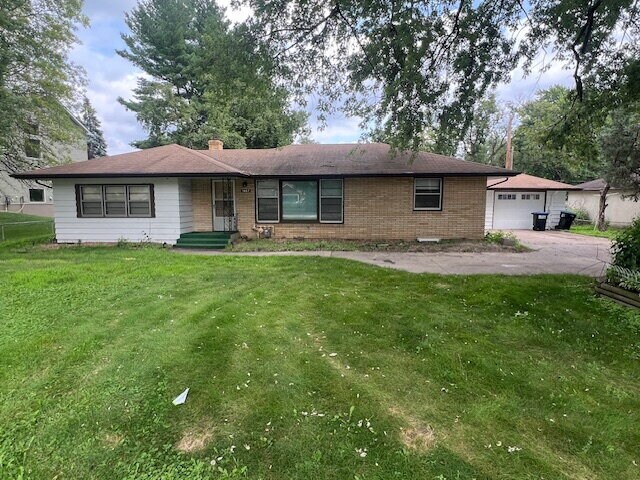 Building Photo - Spacious 5-Bed, 2-Bath Gem in the Heart of...