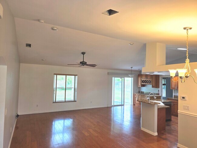 Foto del edificio - 4365 SW Appleseed Rd