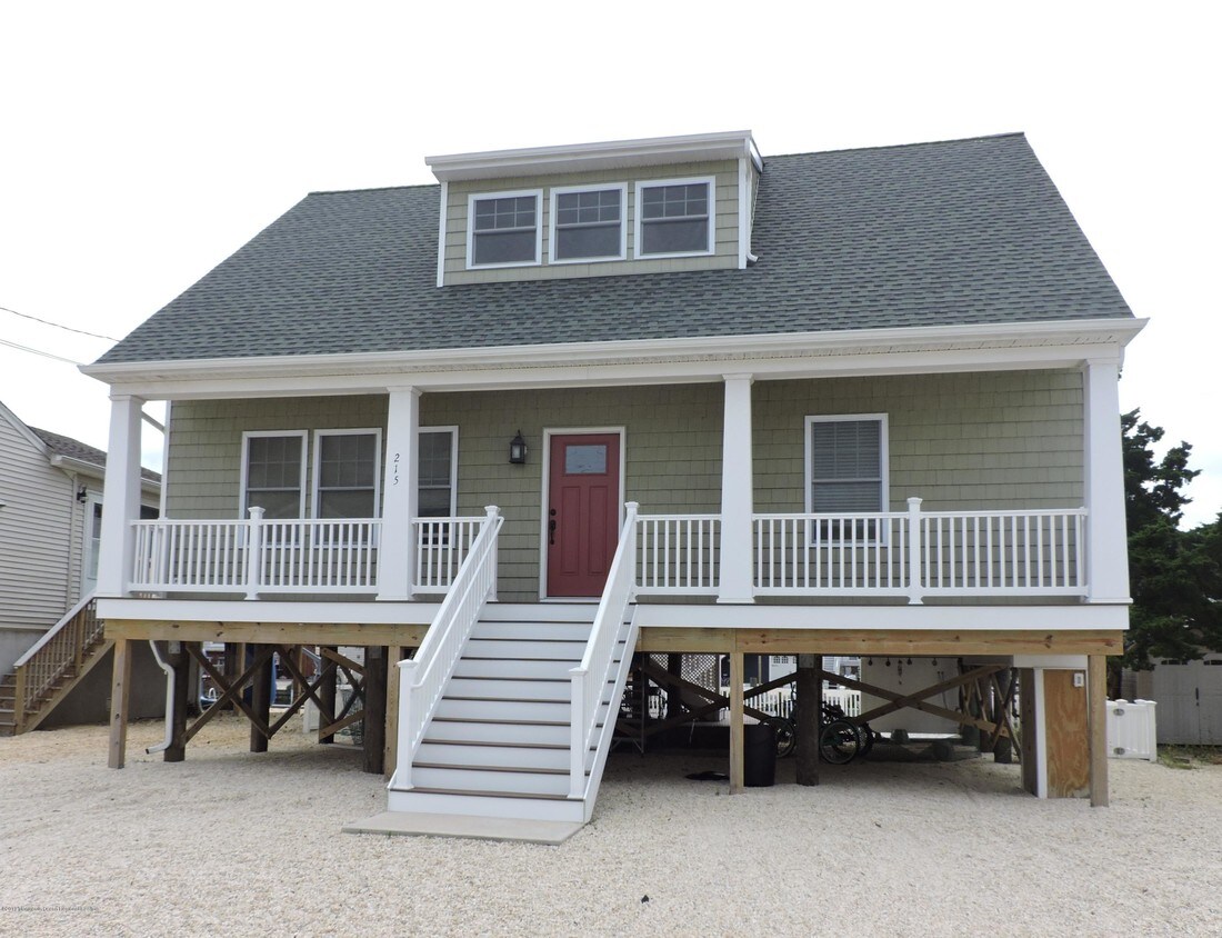Primary Photo - 215 Heron Rd
