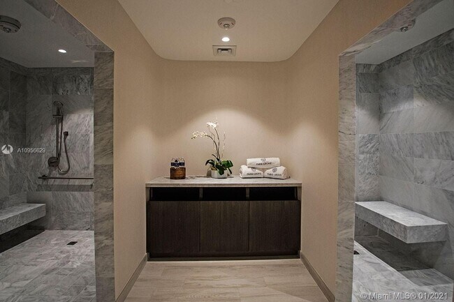 Building Photo - 2821 S Bayshore Dr