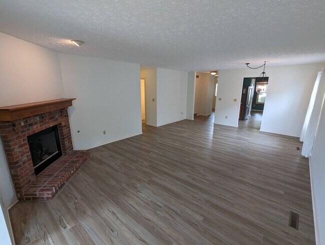 Foto del edificio - Spacious 3-Bedroom Ranch with Private Mast...