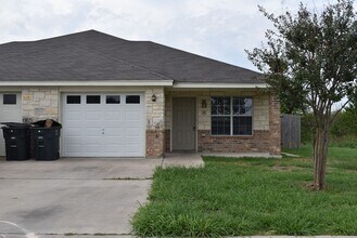 Building Photo - 1600 Nicholas Cir