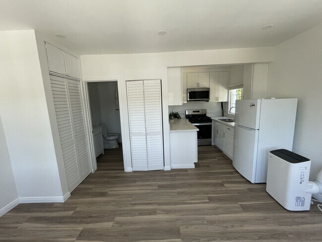 Foto del edificio - 2nd Floor Studio in the Heart of Highland Park