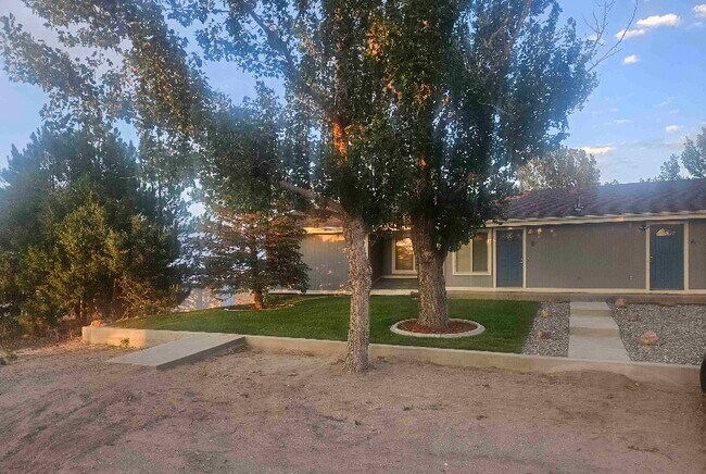 Foto del edificio - 407 Corona Ave