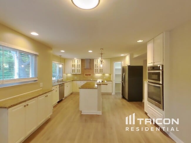 Building Photo - 519 Falaise Dr