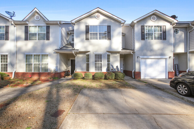 Building Photo - Lake view, 4b/2.5ba Jonesboro Townhome!!