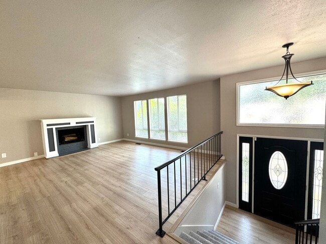 Building Photo - This is one extra special home....4 plus b...