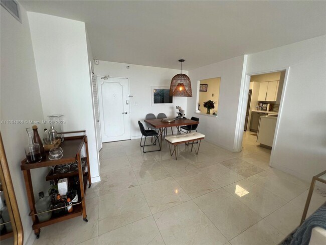 Foto del edificio - 5151 Collins Ave
