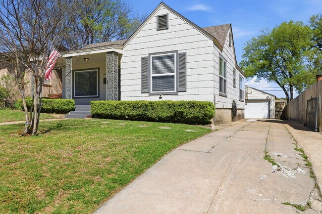 Foto del edificio - "Picture-perfect 2-1 with Updated Touches, a Cozy Backyard, and Prime Location near Downtown!"