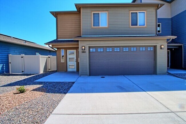 Building Photo - Modern 3 Bedroom 3 Bath Townhome in New Construction Neighborhood