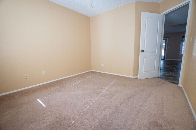 Foto del edificio - Charming Home on Large Corner Lot with 3 B...